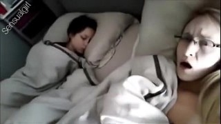 Loira novinha se masturbando enquanto a amiga dorme ao lado