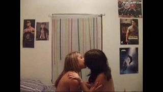Amigas ninfetas lésbicas fodendo na frente da webcam do pc